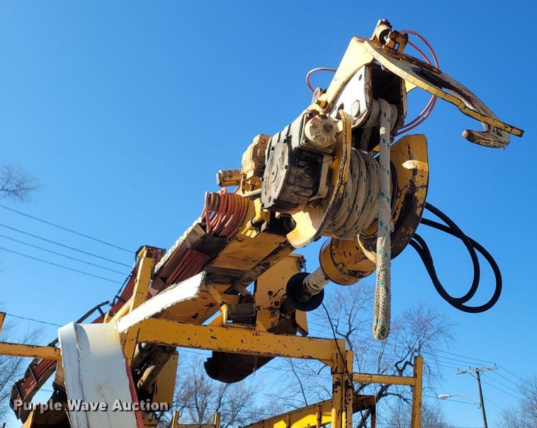 image for item MH9670 1991 International 4900  digger derrick truck