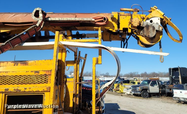 image for item MH9670 1991 International 4900  digger derrick truck
