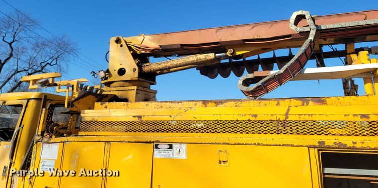 image for item MH9670 1991 International 4900  digger derrick truck