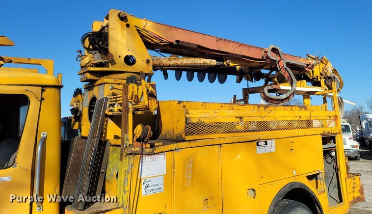 image for item MH9670 1991 International 4900  digger derrick truck