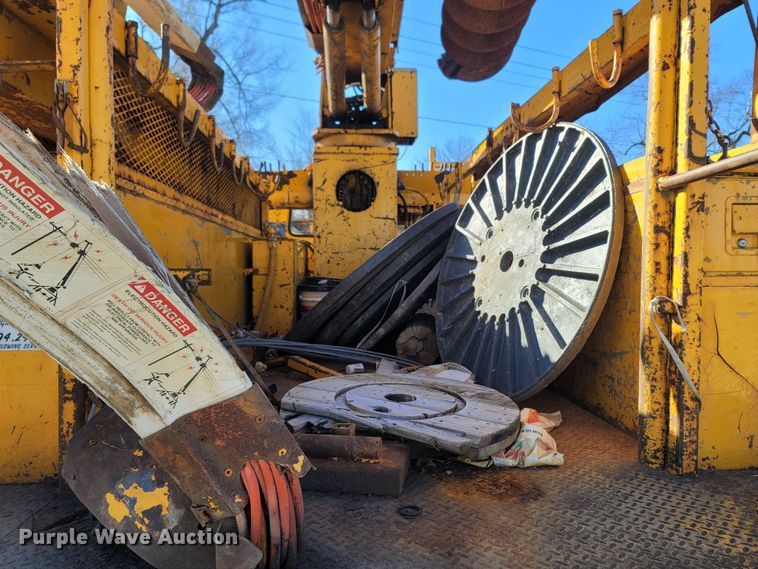 image for item MH9670 1991 International 4900  digger derrick truck