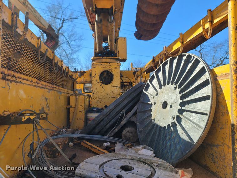 image for item MH9670 1991 International 4900  digger derrick truck