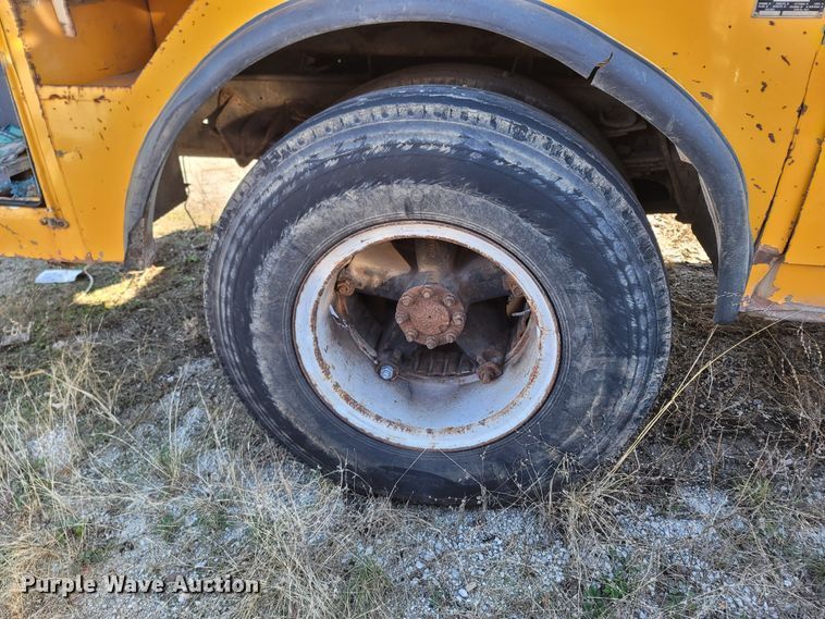 image for item MH9670 1991 International 4900  digger derrick truck