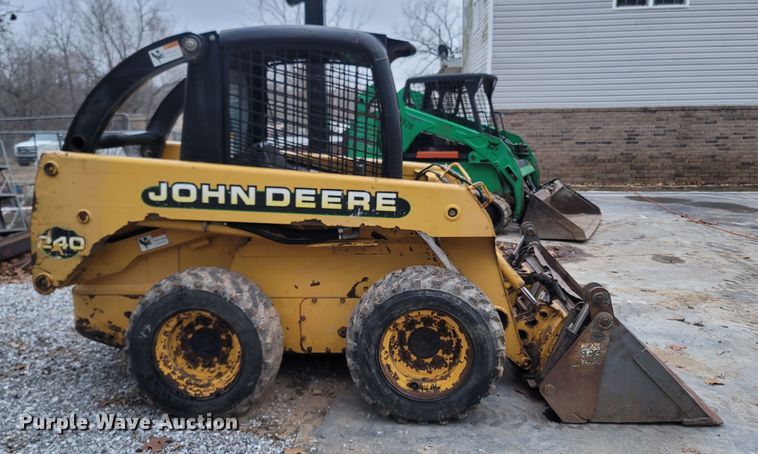 image for item MH9760 2000 John Deere 240  skid steer loader
