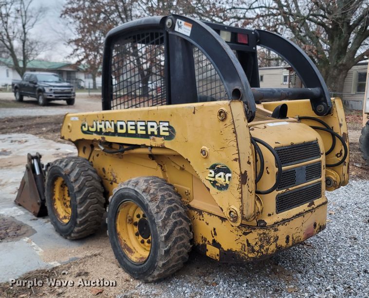 image for item MH9760 2000 John Deere 240  skid steer loader