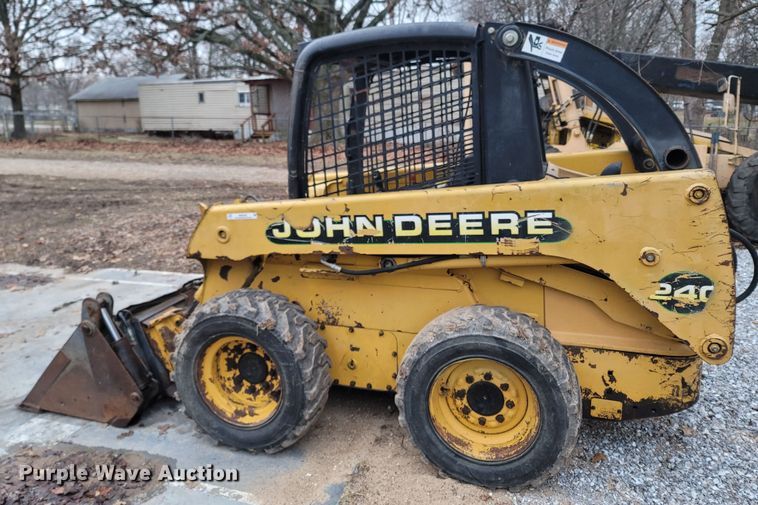 image for item MH9760 2000 John Deere 240  skid steer loader