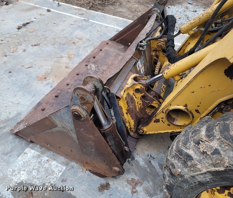 image for item MH9760 2000 John Deere 240  skid steer loader