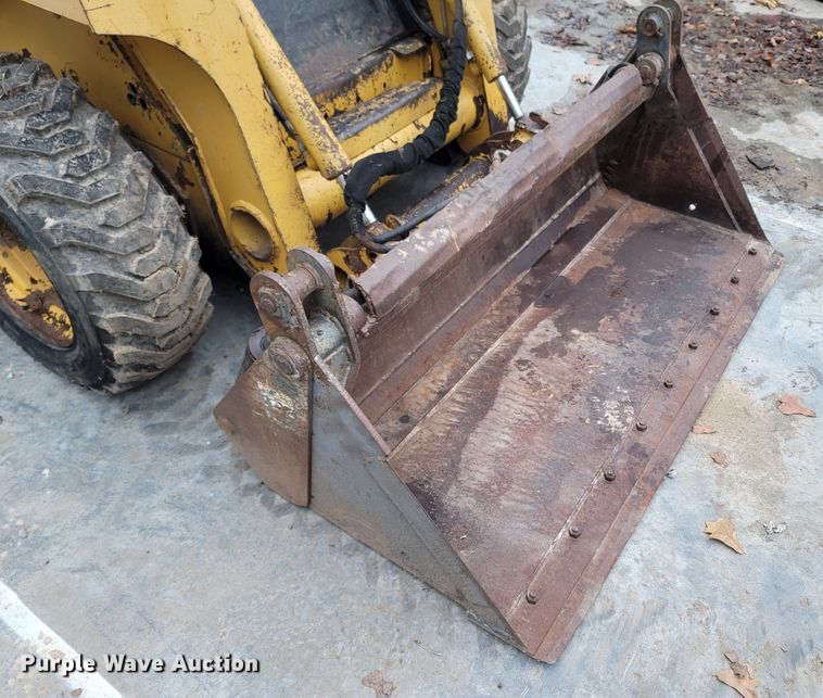 image for item MH9760 2000 John Deere 240  skid steer loader