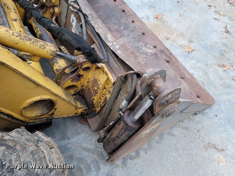 image for item MH9760 2000 John Deere 240  skid steer loader