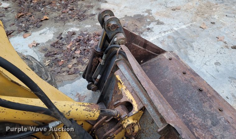 image for item MH9760 2000 John Deere 240  skid steer loader