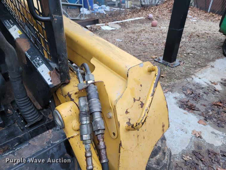 image for item MH9760 2000 John Deere 240  skid steer loader