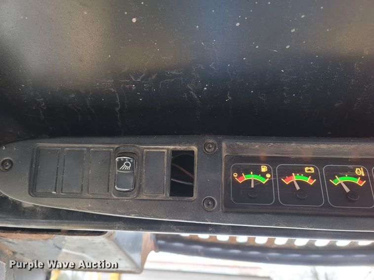 image for item MH9760 2000 John Deere 240  skid steer loader