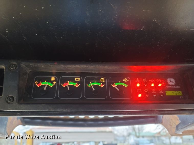 image for item MH9760 2000 John Deere 240  skid steer loader