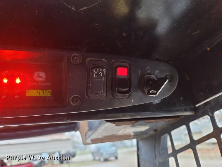 image for item MH9760 2000 John Deere 240  skid steer loader