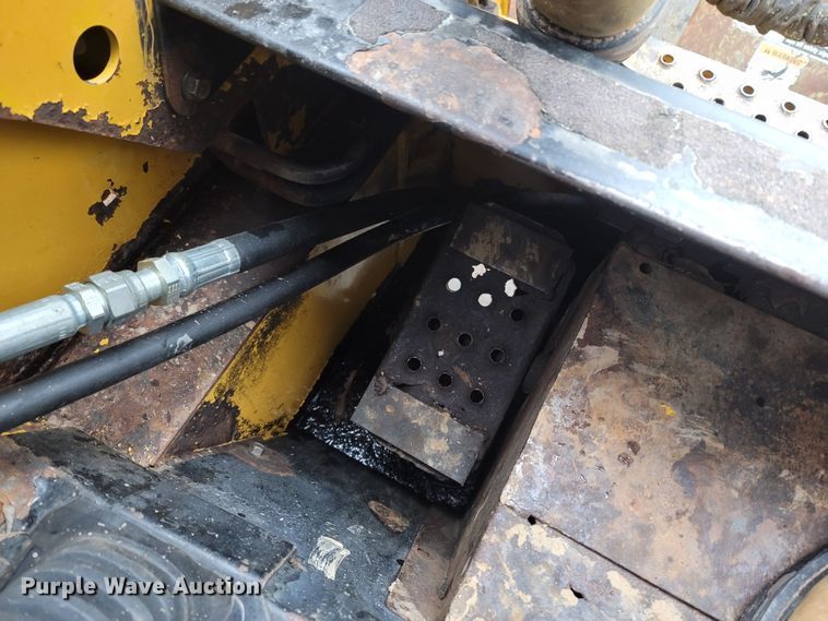 image for item MH9760 2000 John Deere 240  skid steer loader