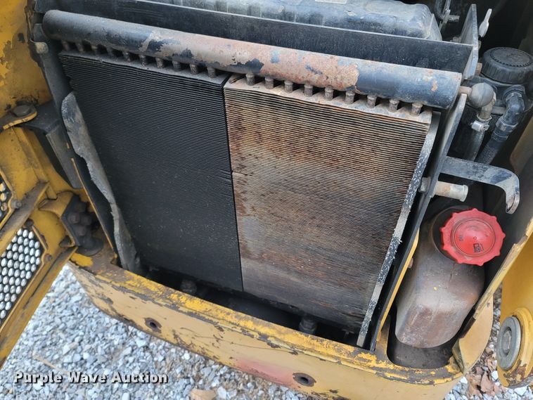 image for item MH9760 2000 John Deere 240  skid steer loader