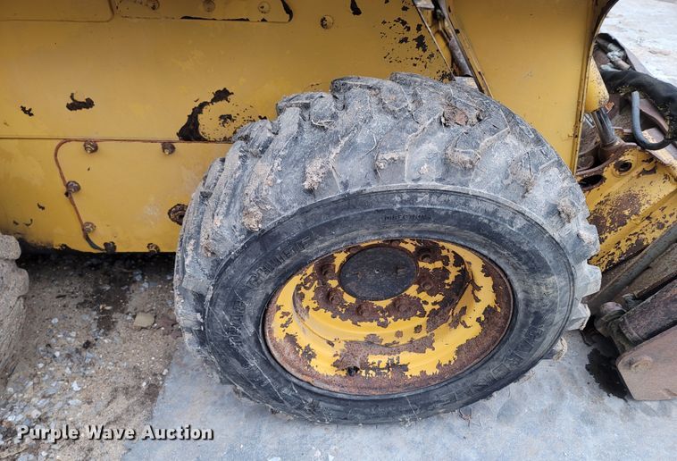 image for item MH9760 2000 John Deere 240  skid steer loader