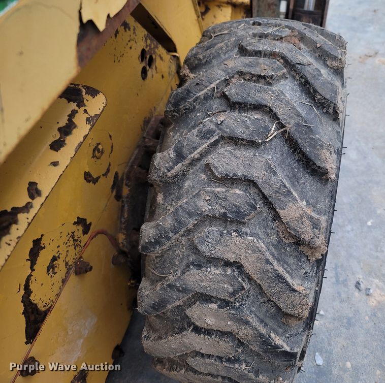 image for item MH9760 2000 John Deere 240  skid steer loader