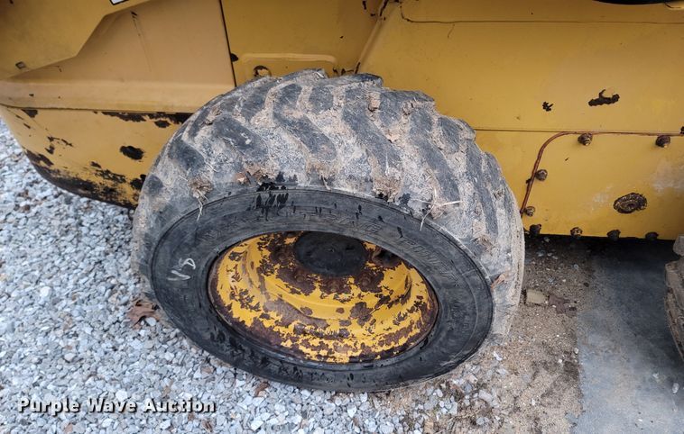 image for item MH9760 2000 John Deere 240  skid steer loader