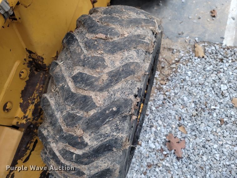 image for item MH9760 2000 John Deere 240  skid steer loader