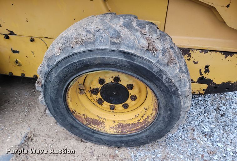 image for item MH9760 2000 John Deere 240  skid steer loader