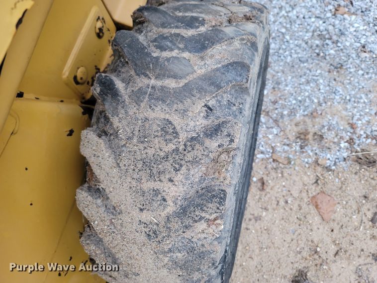 image for item MH9760 2000 John Deere 240  skid steer loader