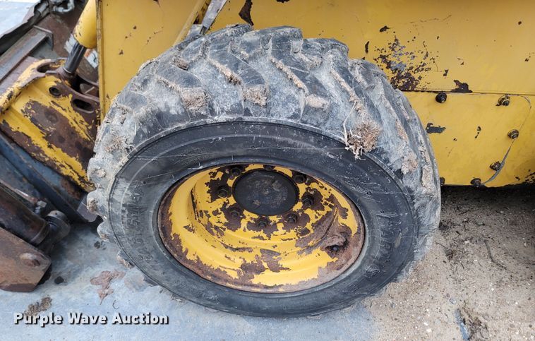 image for item MH9760 2000 John Deere 240  skid steer loader