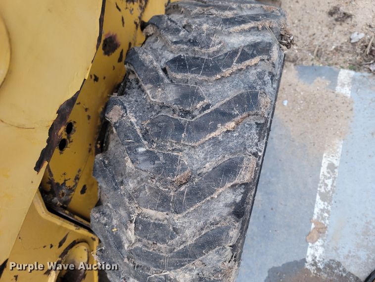 image for item MH9760 2000 John Deere 240  skid steer loader