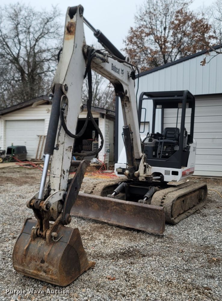 image for item MH9767 2003 Bobcat 341  mini excavator