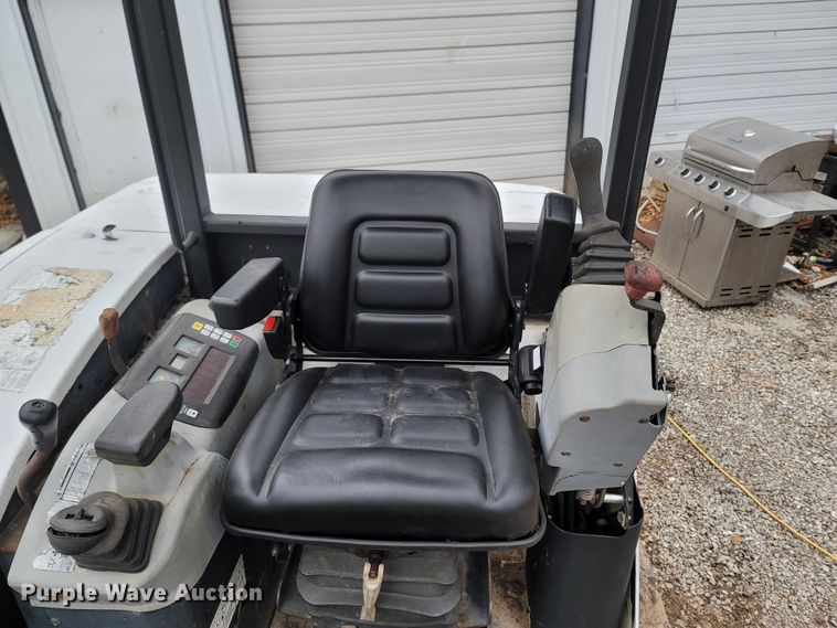 image for item MH9767 2003 Bobcat 341  mini excavator