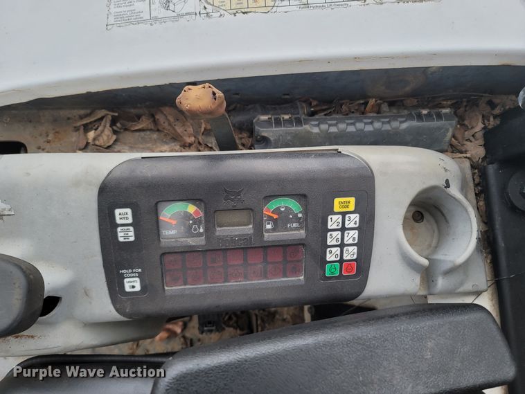 image for item MH9767 2003 Bobcat 341  mini excavator