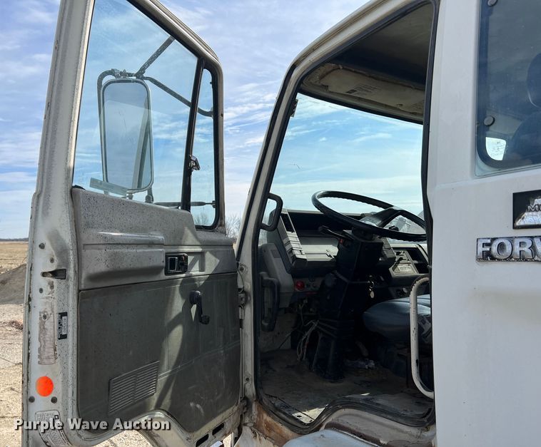 image for item MM9052 1990 GMC Forward W7  utility / service truck