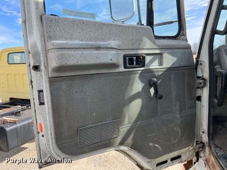 image for item MM9052 1990 GMC Forward W7  utility / service truck