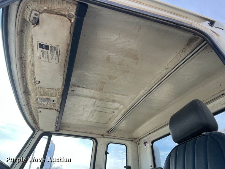 image for item MM9052 1990 GMC Forward W7  utility / service truck