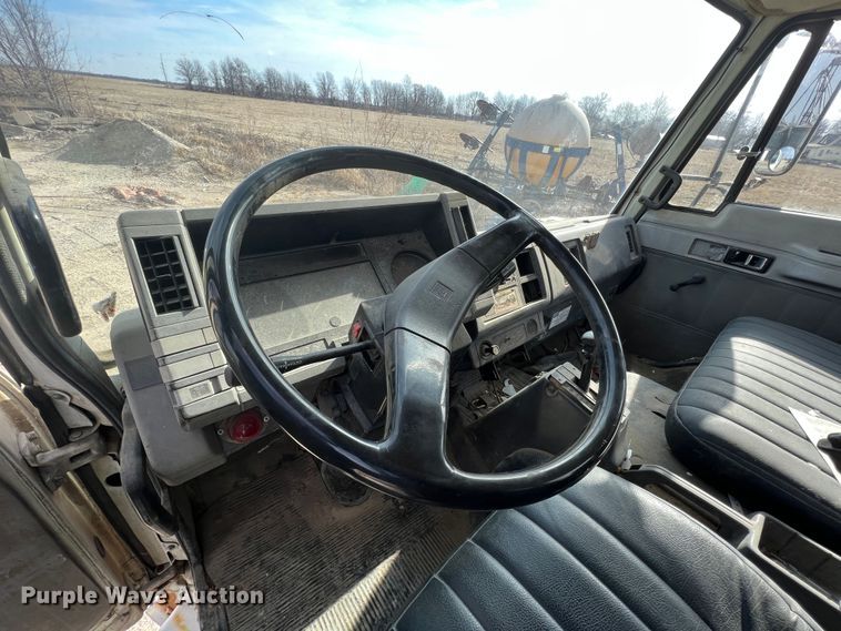 image for item MM9052 1990 GMC Forward W7  utility / service truck