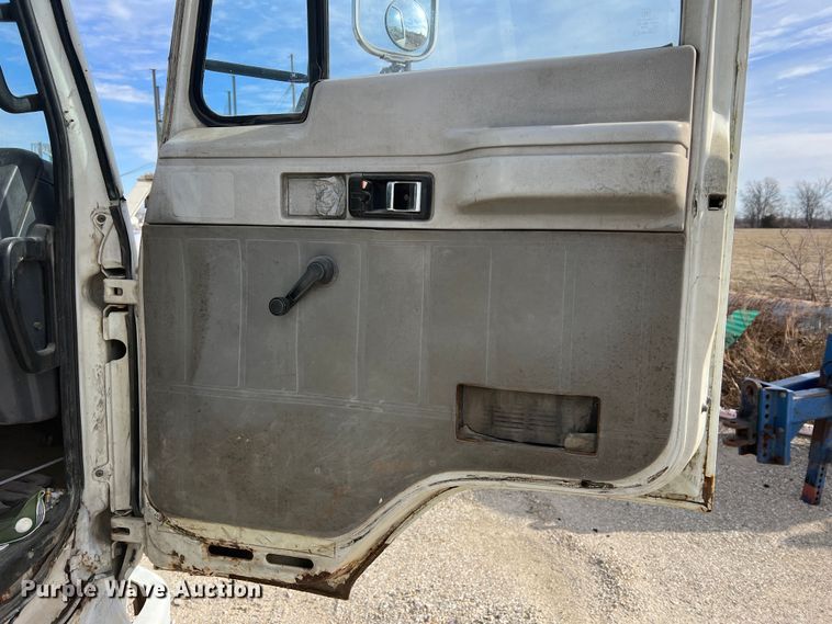 image for item MM9052 1990 GMC Forward W7  utility / service truck