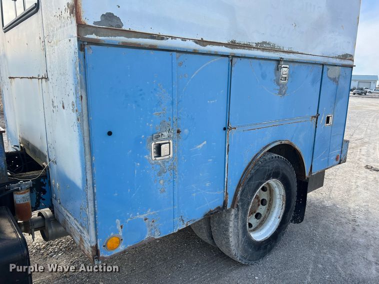 image for item MM9052 1990 GMC Forward W7  utility / service truck