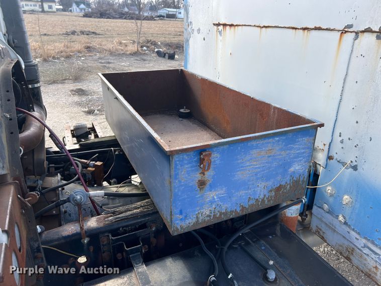 image for item MM9052 1990 GMC Forward W7  utility / service truck