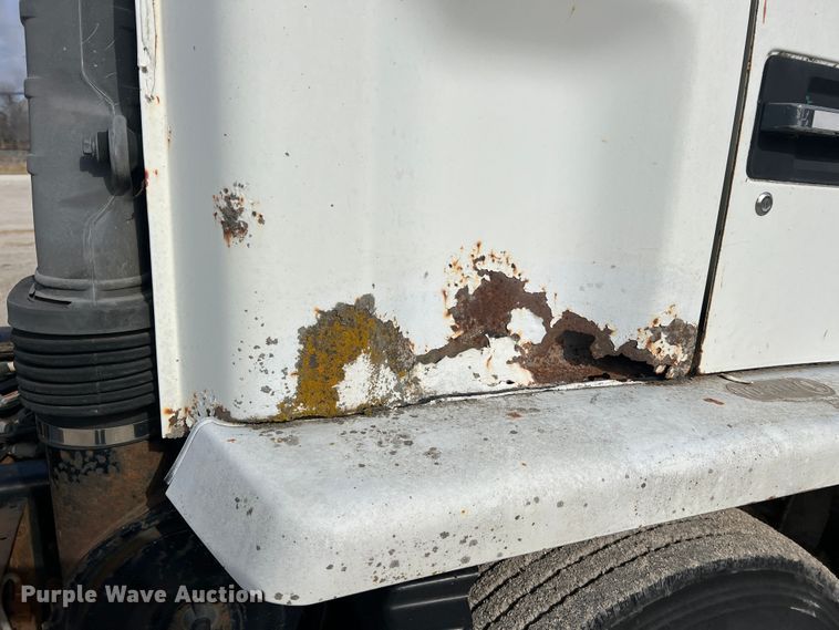 image for item MM9052 1990 GMC Forward W7  utility / service truck