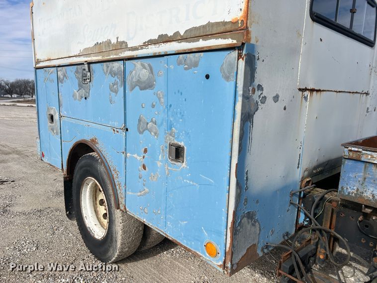 image for item MM9052 1990 GMC Forward W7  utility / service truck