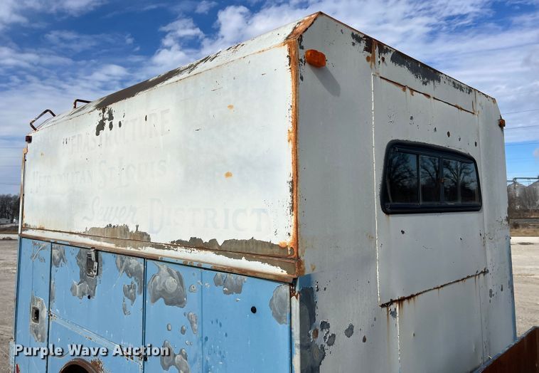 image for item MM9052 1990 GMC Forward W7  utility / service truck