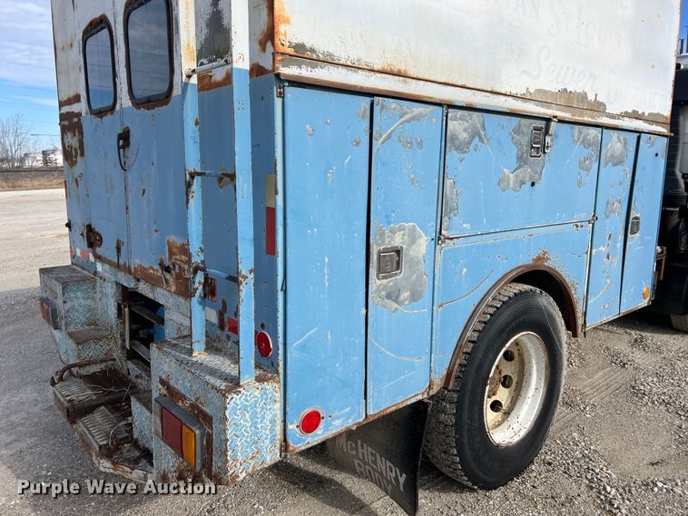 image for item MM9052 1990 GMC Forward W7  utility / service truck