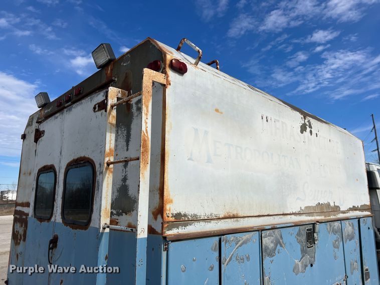 image for item MM9052 1990 GMC Forward W7  utility / service truck