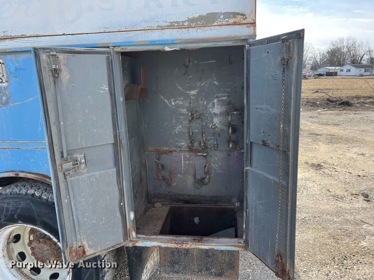 image for item MM9052 1990 GMC Forward W7  utility / service truck