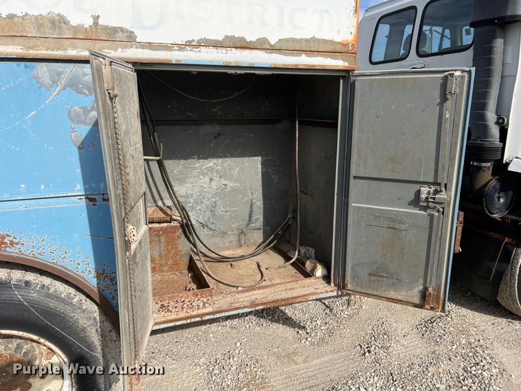 image for item MM9052 1990 GMC Forward W7  utility / service truck