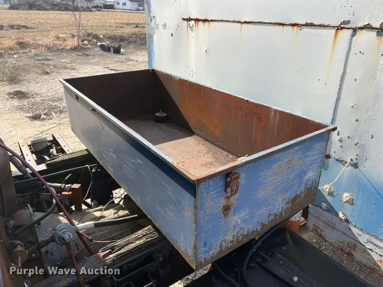 image for item MM9052 1990 GMC Forward W7  utility / service truck