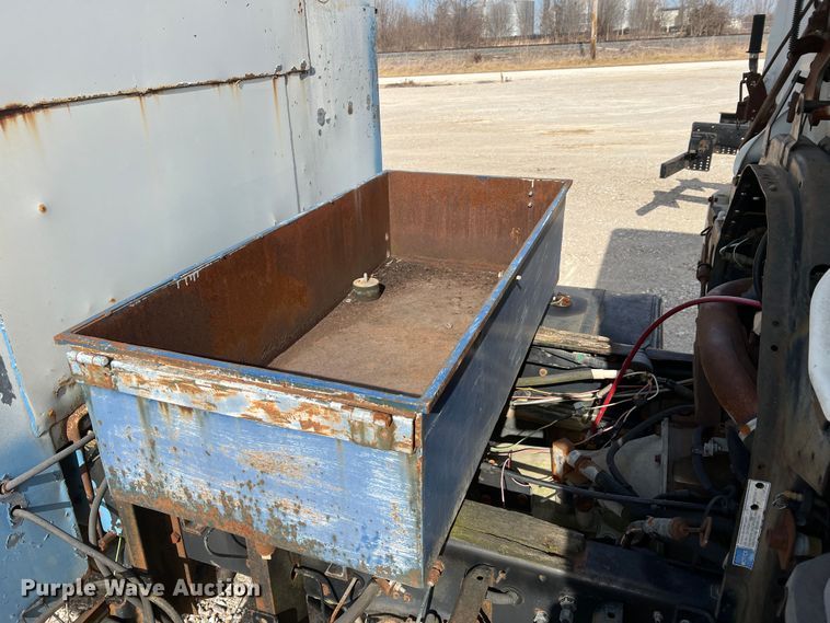 image for item MM9052 1990 GMC Forward W7  utility / service truck