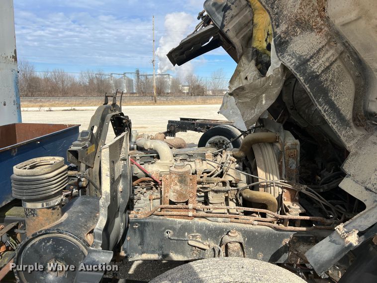 image for item MM9052 1990 GMC Forward W7  utility / service truck