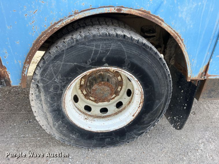 image for item MM9052 1990 GMC Forward W7  utility / service truck