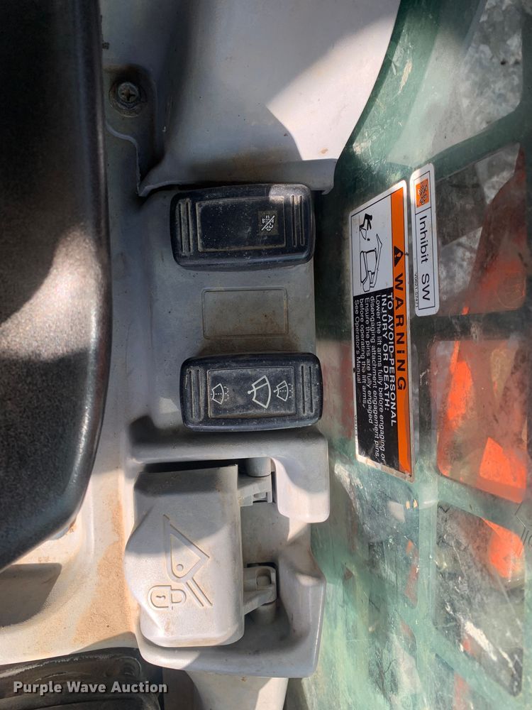 image for item MM9735 2014 Kubota SVL90-2  tracked skid steer loader